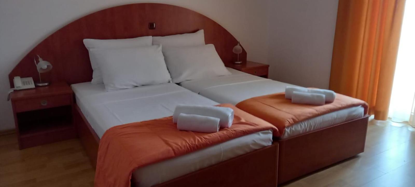 Bed & Breakfast Jugo Novalja Exteriör bild